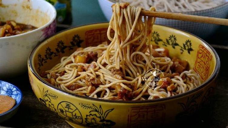 很喜欢吃杂酱拌面,尤其一个人时候来一碗太方便了,拌面浇头是重点,今天介绍的这个拌面酱就特别